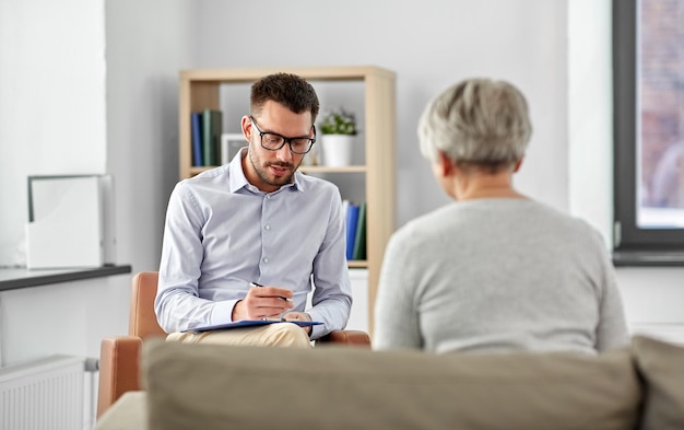 Foto oudere vrouwelijke patiënt en psycholoog