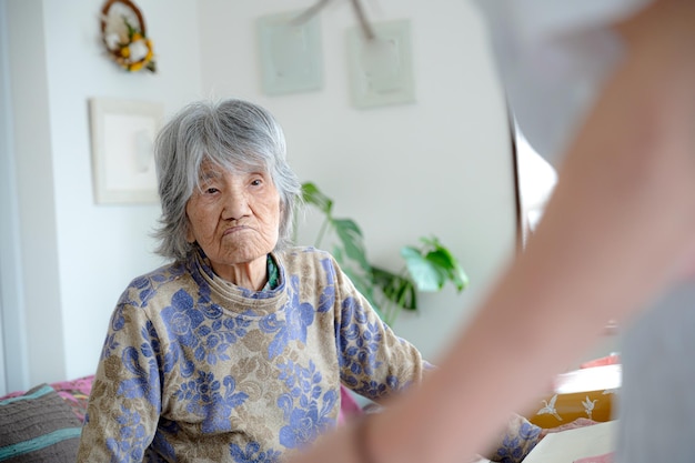 Oudere vrouwen geven aankleedadvies voor kimono