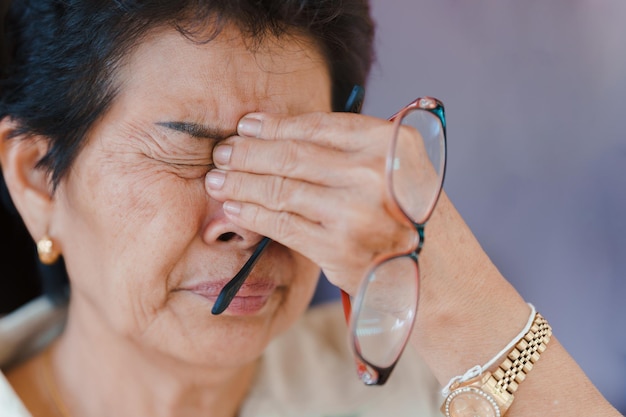 Oudere vrouwen met oogziekte die veel pijn in de ogen veroorzaken.