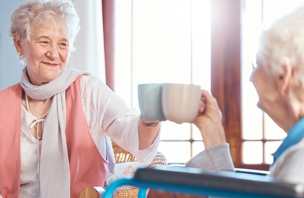 Oudere vrouwen vrienden en drinken thee met vriend samen in verpleeghuis revalidatiecentrum en bejaardentehuis Senior vriendschap proost drinken warme drank en gelukkige glimlach op oude vrouw gezicht