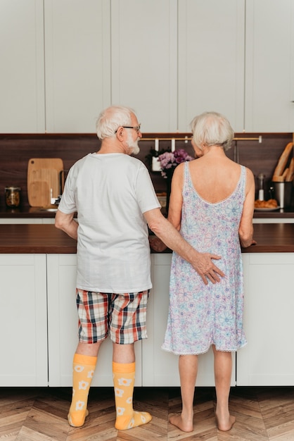 Ouderen die voor elkaar zorgen, grootouders in liefde