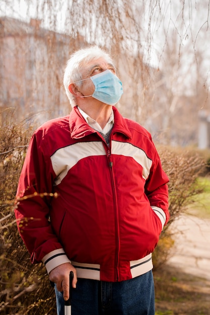 Ouderen gemaskerde man