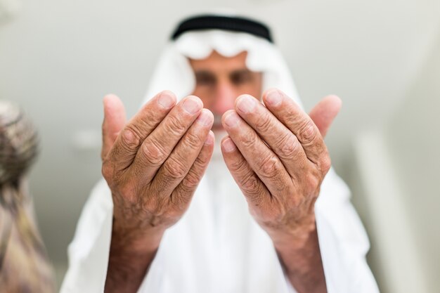 Ouderen moslim Arabische man bidden
