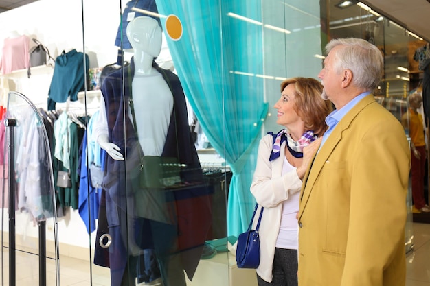 Ouderen paar etalages in winkelcentrum