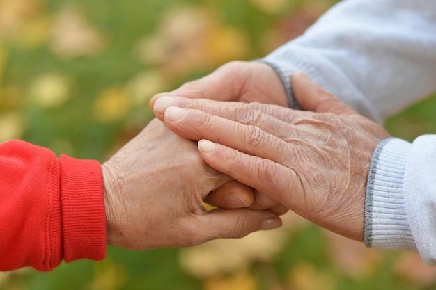 Foto ouderen paar hand in hand