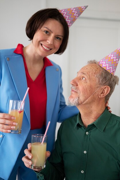 Foto ouderen vieren hun verjaardag