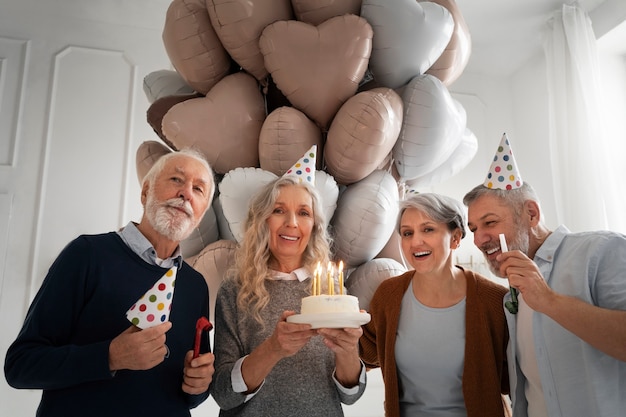 Ouderen vieren hun verjaardag