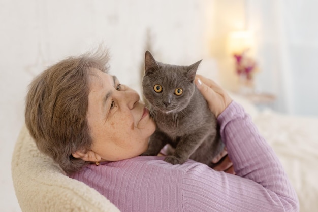 Ouderen zorgen voor katten en genieten er thuis van