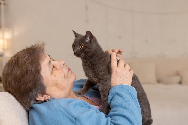 Ouderen zorgen voor katten en genieten er thuis van