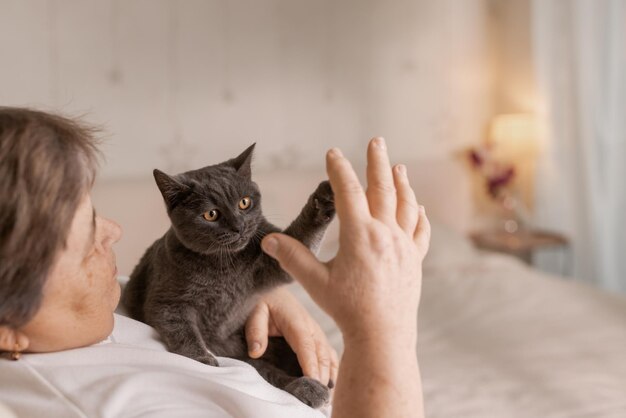 Ouderen zorgen voor katten en genieten er thuis van