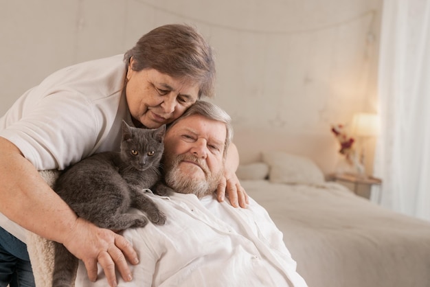 Ouderen zorgen voor katten en genieten er thuis van