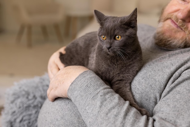 Ouderen zorgen voor katten en genieten er thuis van