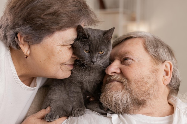 Ouderen zorgen voor katten en genieten er thuis van