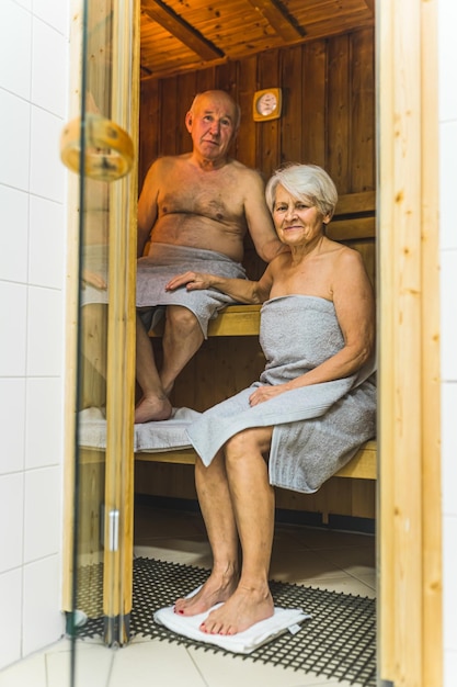 Ouderen zweten in de sauna van een hotel tijdens hun vakantie.