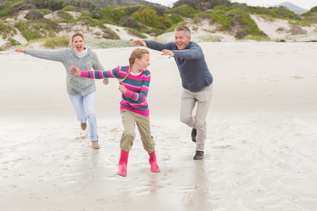 Ouders achtervolgen hun kind voor de lol op het strand