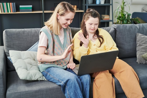 Ouders begroeten tijdens videogesprek