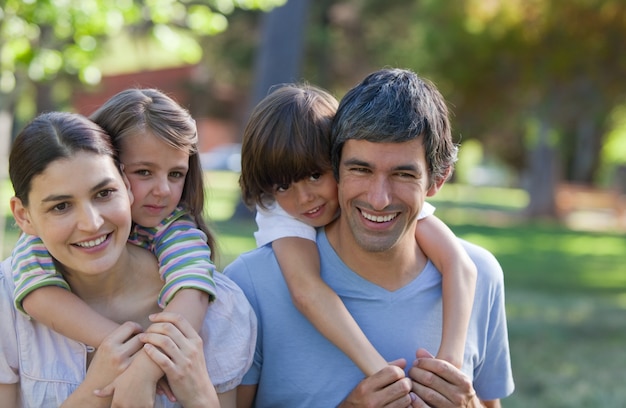 Ouders die hun kinderen meeliften