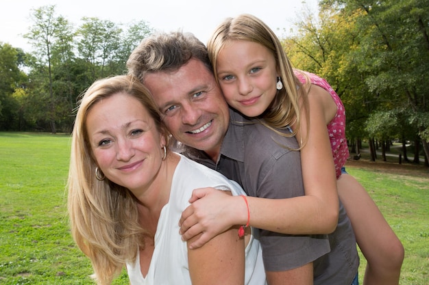 Foto ouders die op de rug ritje geven aan de dochter