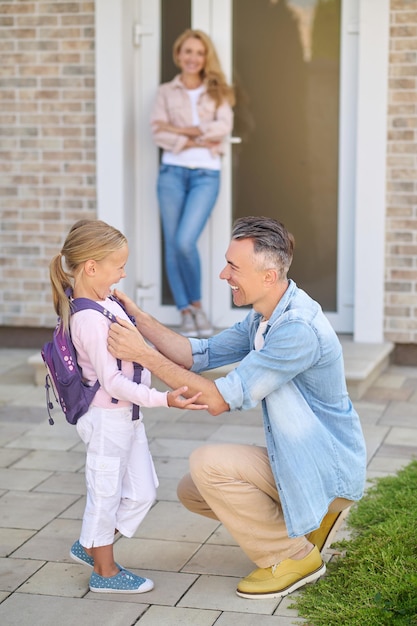 Ouders die 's ochtends een meisje naar school sturen