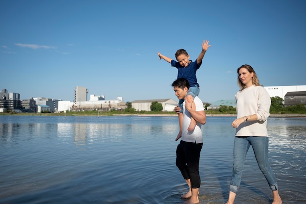 Foto ouders die tijd doorbrengen met hun kind