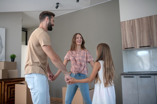 Ouders en dochter dansen en hand in hand