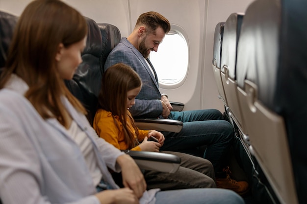 Ouders en dochter die samen reizen in passagiersvliegtuigen