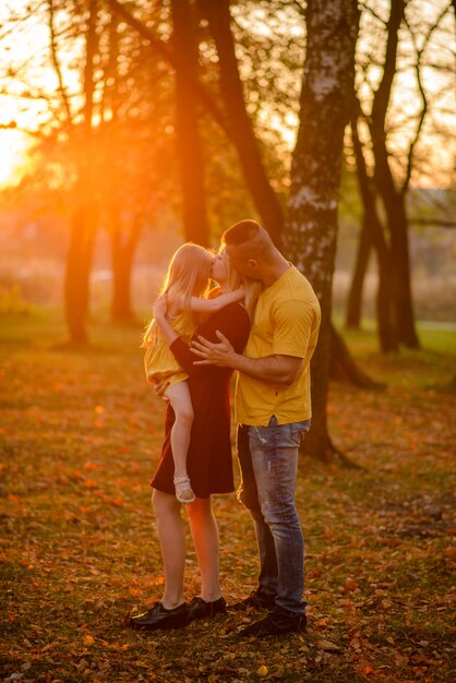 ouders en dochter in een herfst park.