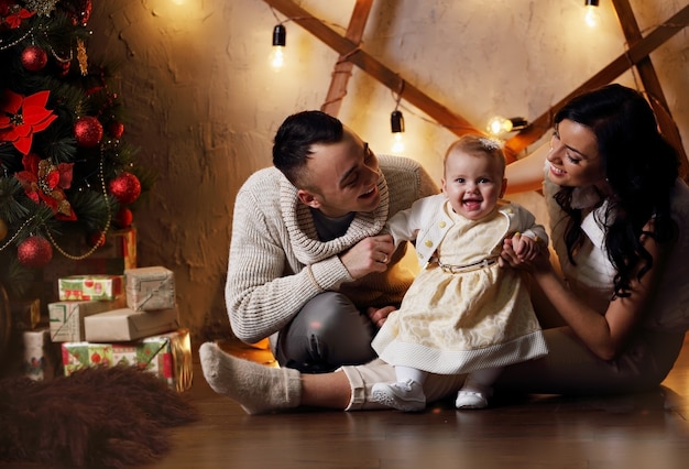 Ouders en dochter in witte kleren