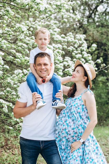 Ouders en hun zoontje in het park