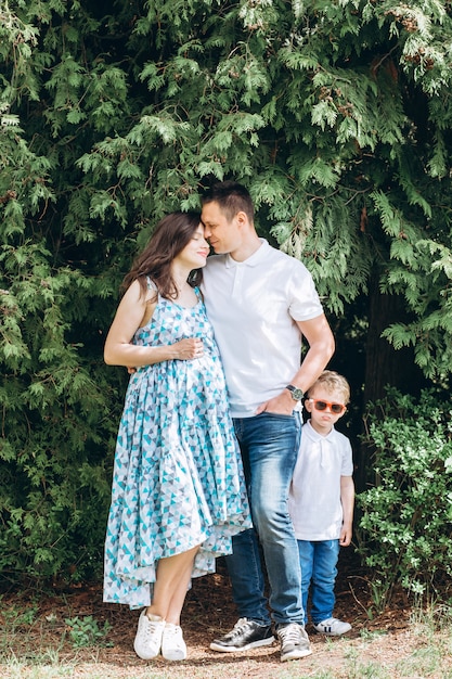 Ouders en hun zoontje in het park