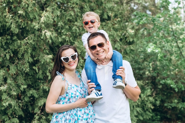 Ouders en hun zoontje in het park