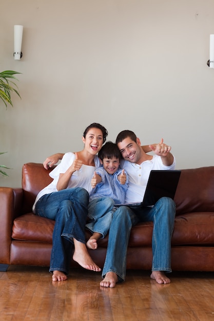 Ouders en kind hebben plezier met een laptop en een kopie-ruimte