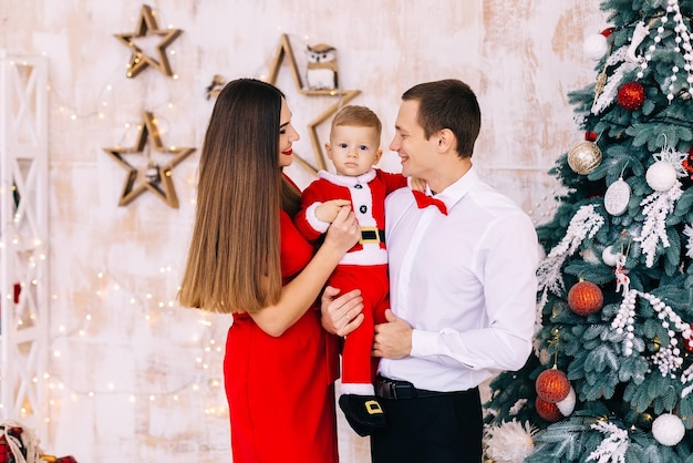 Ouders en kind in kerstmankostuum op kerstfotoshoot