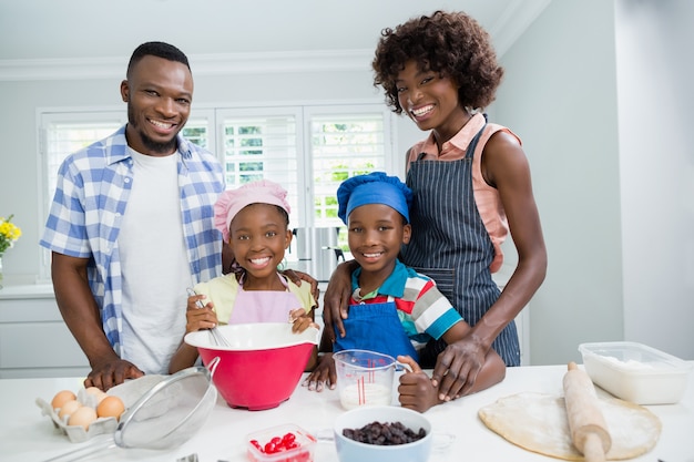 Ouders en kinderen bereiden van voedsel in de keuken thuis