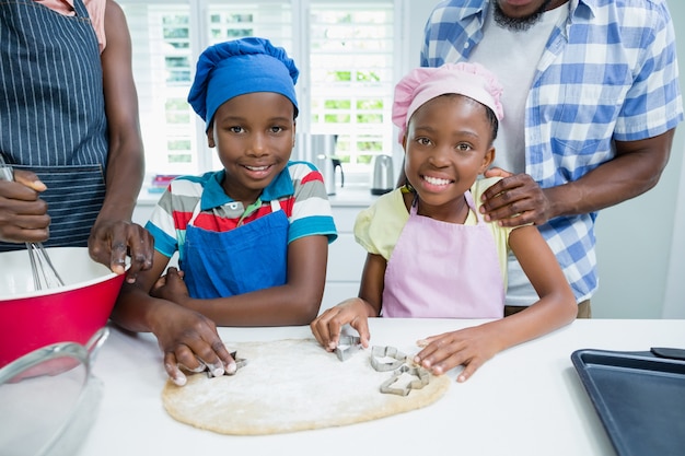 Ouders en kinderen bereiden van voedsel in de keuken