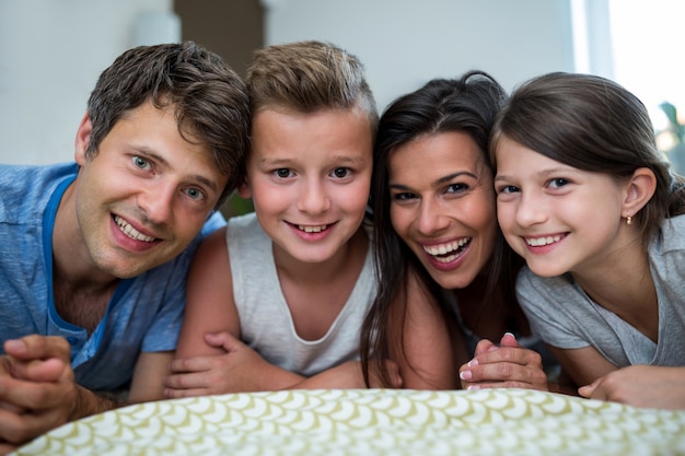 ouders en kinderen in de slaapkamer liggen