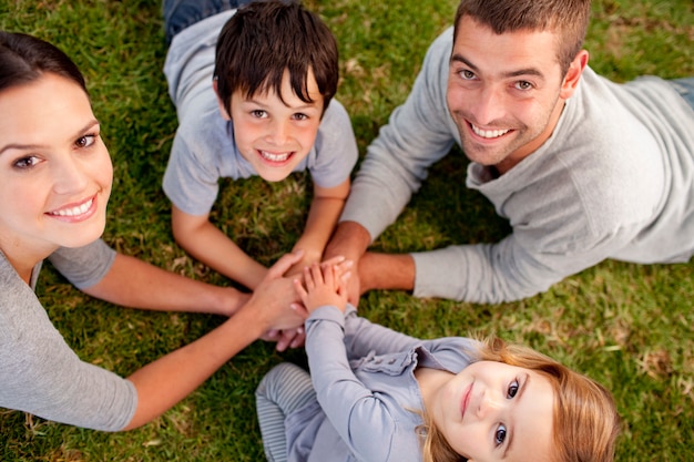 Ouders en kinderen liggend op de tuin