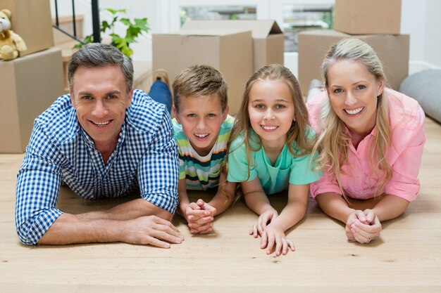 Ouders en kinderen liggend op de vloer in de woonkamer