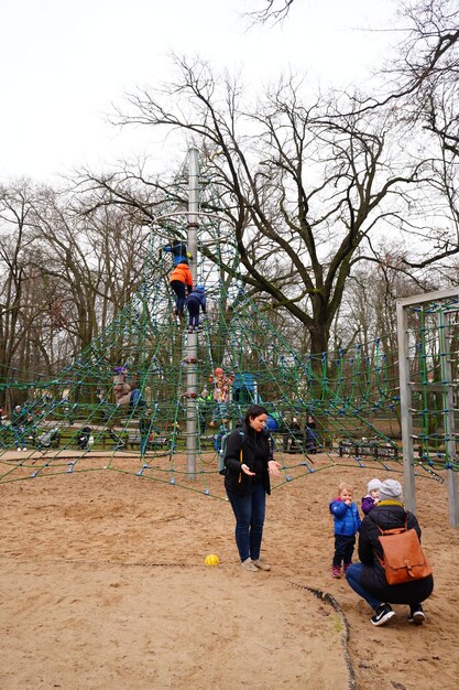 Foto ouders en kinderen op een speeltuin in solacki park poznan polen