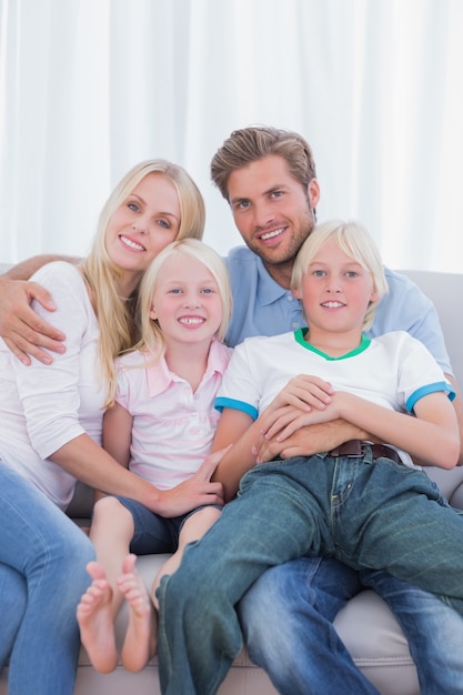 Ouders en kinderen samen zitten op de bank