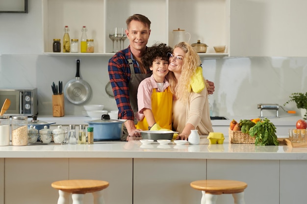 Ouders en zoon genieten van koken