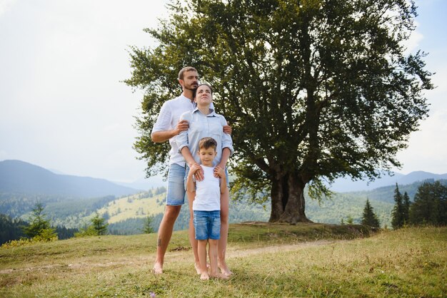 Ouders en zoon ontspannen in de natuur