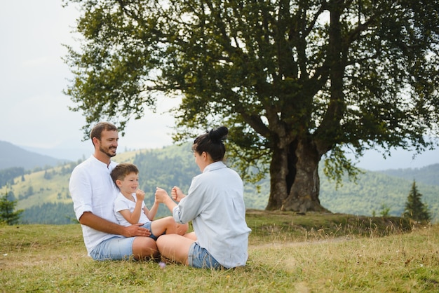 Ouders en zoon ontspannen in de natuur