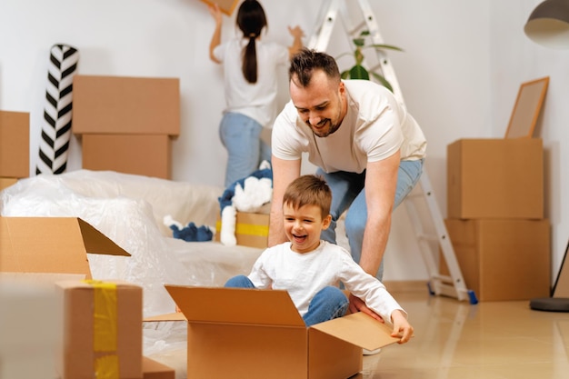 Ouders en zoon pakken dozen in en verhuizen naar een nieuw huis