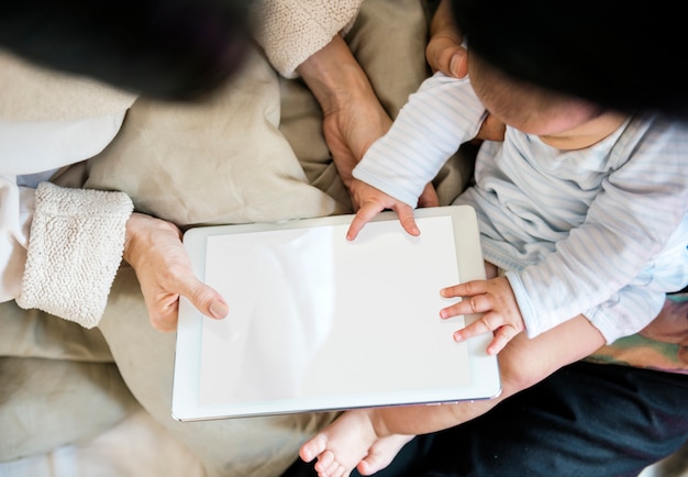 Ouders gebruiken het delen van digitale apparaten met hun kinderen.