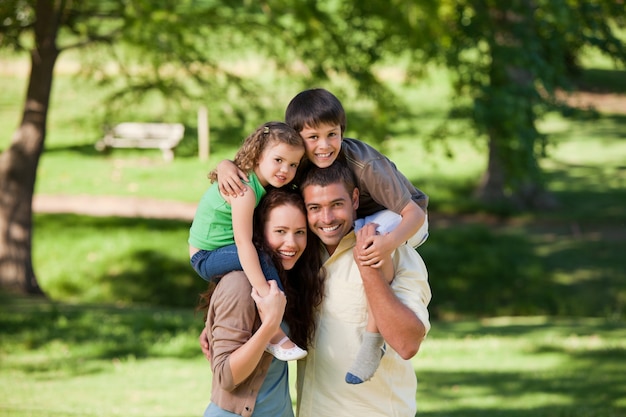 Ouders geven kinderen een piggyback