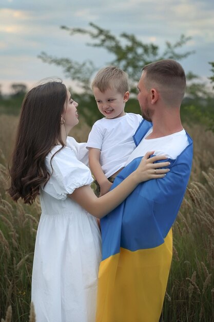 ouders houden hun zoon in hun armen en hebben plezier