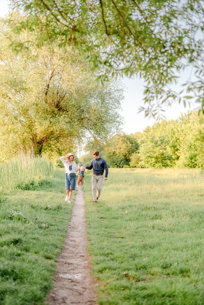 Ouders met hun kind in het park