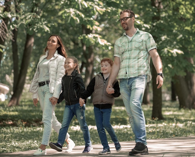 Ouders met kinderen brengen hun vrije tijd door in de stad Parkfamily holiday concept