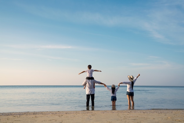 Ouders met kinderen genieten van vakantie op het strand